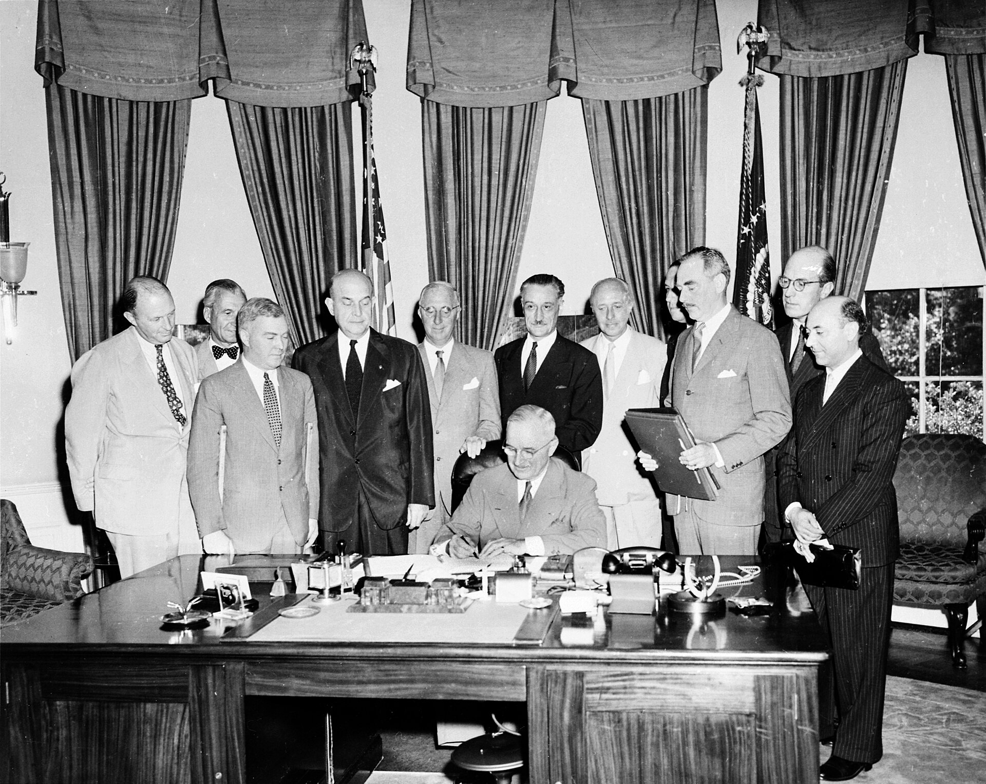 Truman firma el documento de aplicación del Tratado del Atlántico Norte
